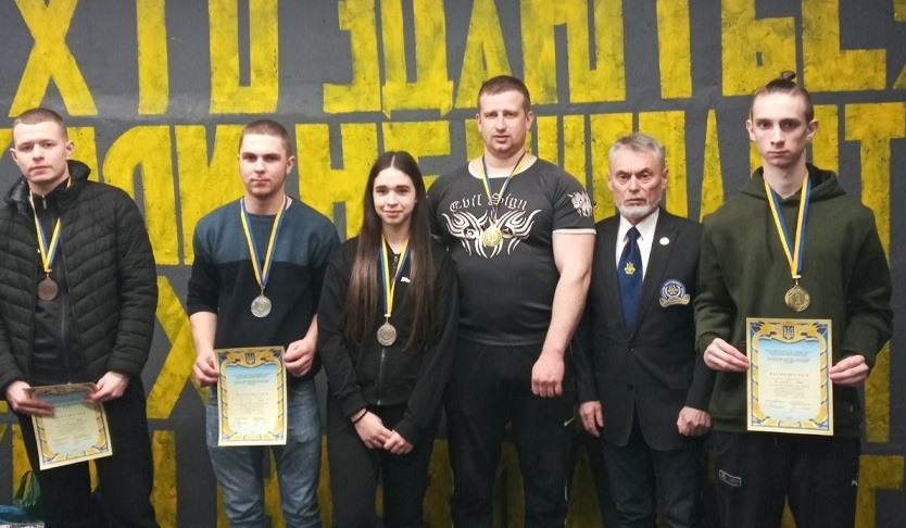 Пауерліфтинг з жіночим обличчям